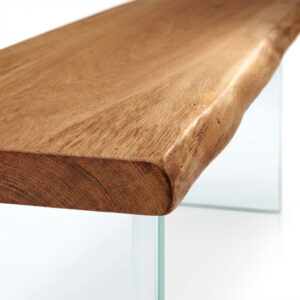 Detail der Eichenholzoberfläche einer Holzbank mit Glasgestell – Maserung und geölter Look im Nahbereich