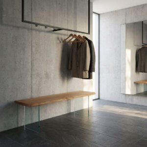 Eichenbank mit Glaskufen im modernen Eingangsbereich mit Betonwand