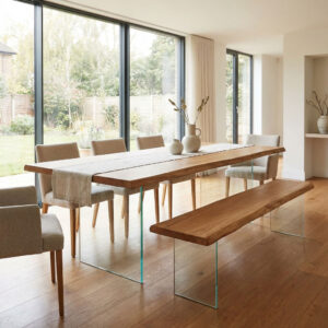 Holzbank mit Glasgestell als Essbank am Esstisch aus Eiche