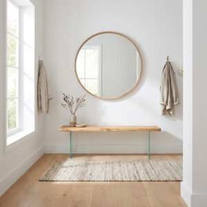 Holzbank mit Glasgestell im hellen Flur im skandinavischen Stil
