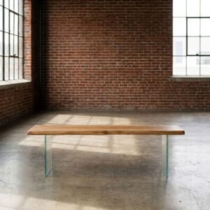 Holzbank mit Glasgestell aus Eiche im Loft mit Ziegelwand und Betonboden