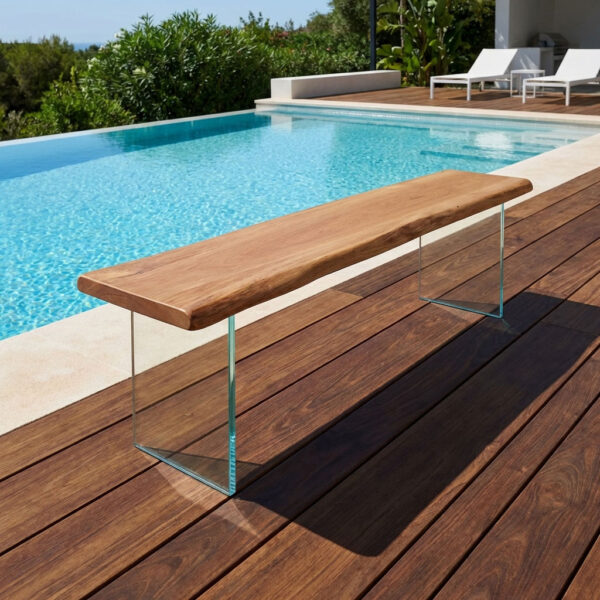 Holzbank mit Glasgestell neben Pool auf Holzdeck mit sommerlicher Atmosphäre