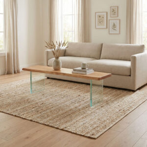 Holzbank mit Glasgestell als niedriger Tisch im minimalistischen Wohnzimmer