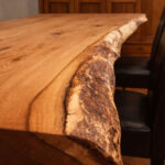 Indoor-Esstisch aus massiver Eiche mit natürlicher Baumkante im Wohnbereich