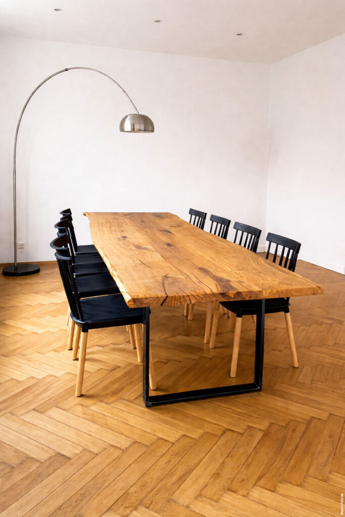 Konferenztisch aus massiver Eiche mit Kufengestell aus drei breiten Bohlen im Besprechungsraum