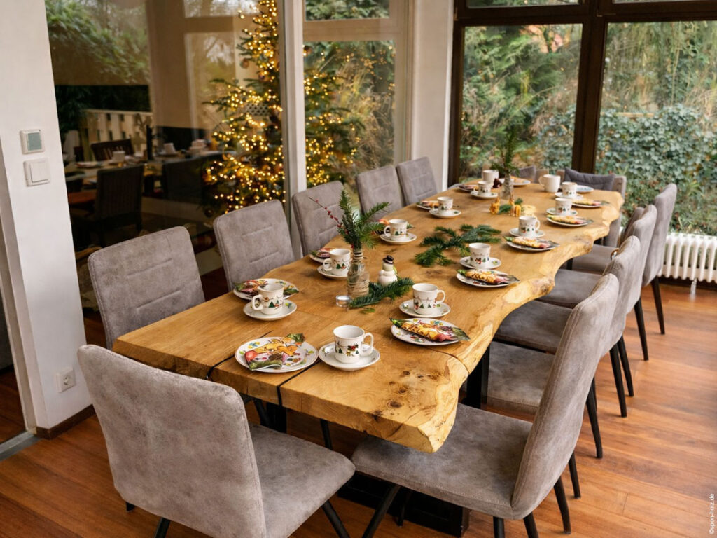 Rustikaler Kufentisch aus massiver Eiche mit Naturkante und Ansteckplatte im Essbereich