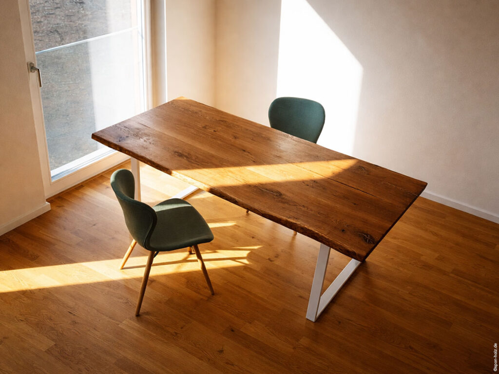 Kufentisch aus massiver Eiche mit gerader Kante und weißem Kufengestell im Innenbereich