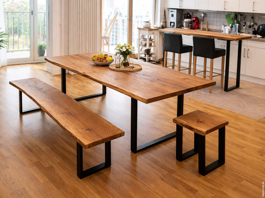 Maßgefertigte Kombination aus Küchentisch, Stehtisch, Bank und Hocker aus massiver Eiche