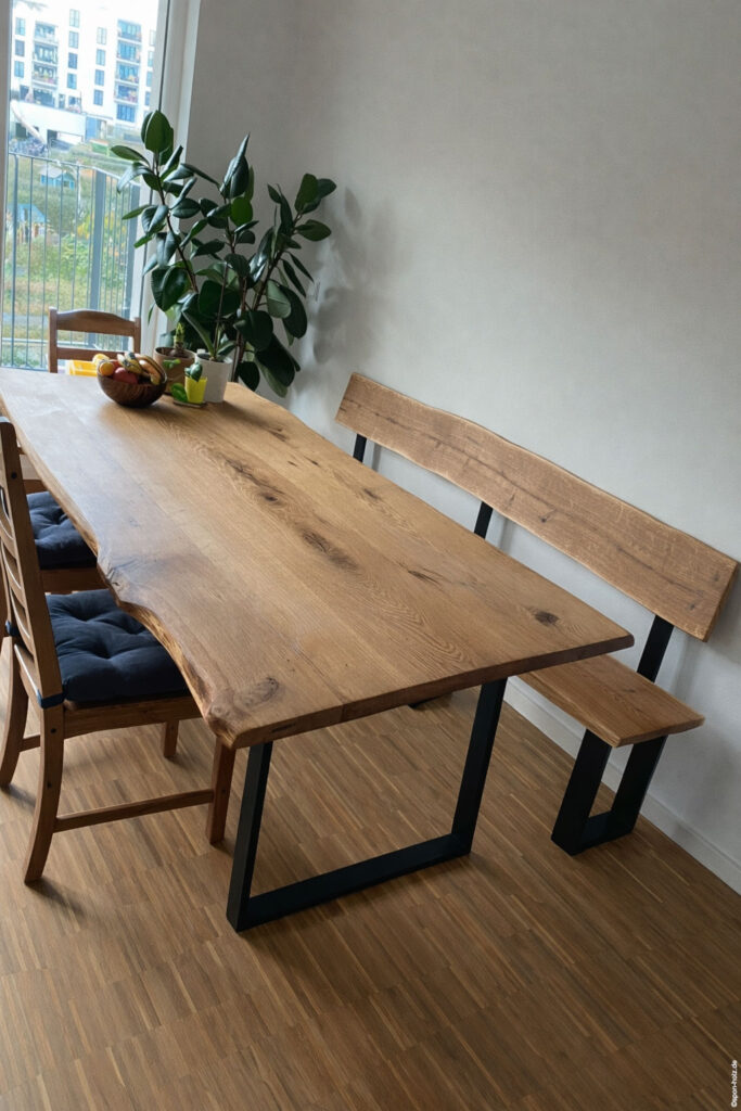 Massivholztisch aus Eiche 200x100 cm mit rustikaler Baumkante und Bank mit Rückenlehne