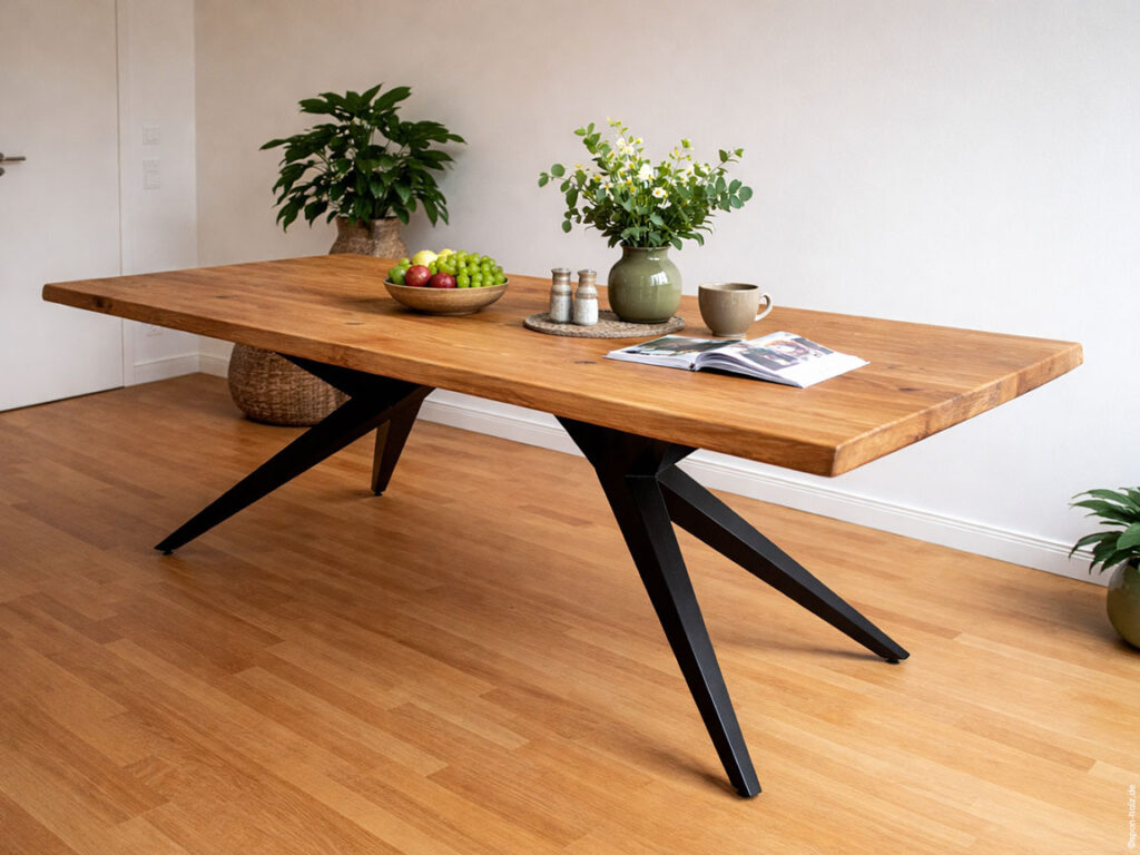 Massivholztisch aus Eiche mit gerader Kante und Spider Einzelfuß Gestell im Innenbereich