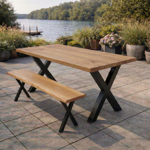 Outdoor Esstisch aus Eiche mit X-Gestell und passender Gartenbank auf der Terrasse