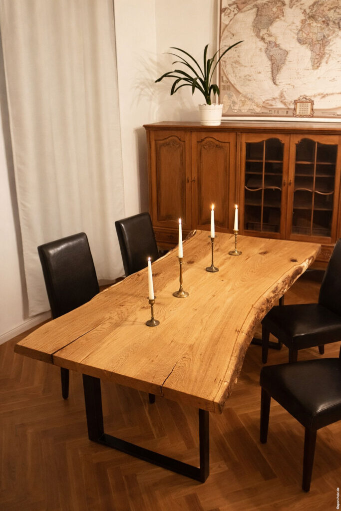 Sehr rustikaler Massivholztisch aus Eiche mit starker Baumkante und sichtbaren Holzmerkmalen