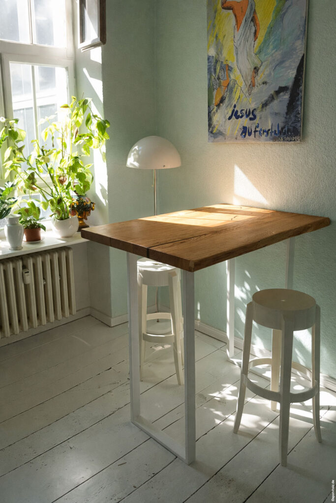 Massivholz Stehtisch aus Eiche mit schlichter Baumkante und hohen Kufen im Innenbereich
