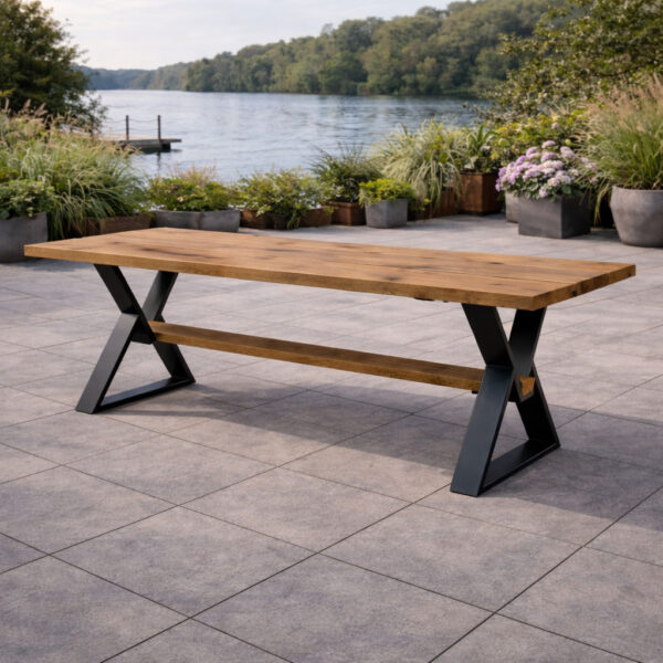 Terrassentisch aus Eiche mit markantem Design-Gestell und Fußablage als Gartentisch Holz am See
