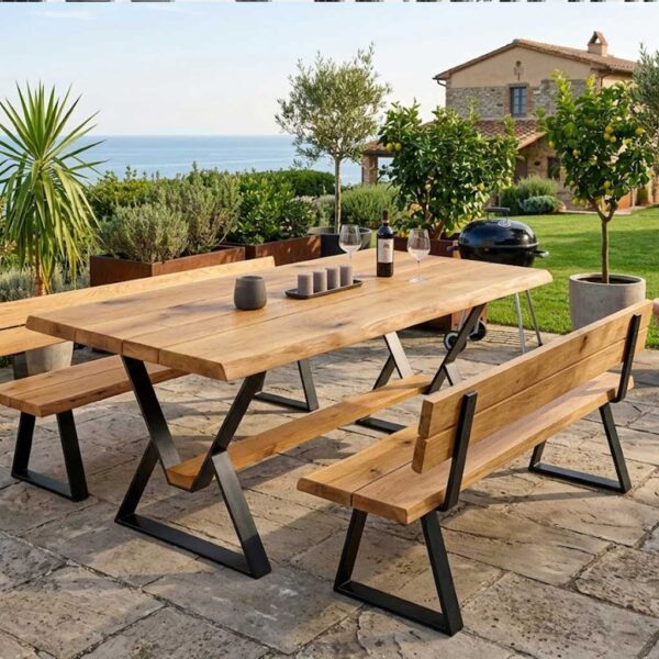 Massives Terrassentisch-Set aus Eichenholz mit rustikaler Baumkante und passenden Sitzbänken, aufgestellt auf einer modernen Steinterrasse.