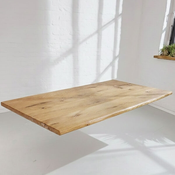 Handgefertigte Tischplatte aus massiver Eiche mit natürlicher Baumkante, individuell nach Maß angefertigt für den Innenbereich.