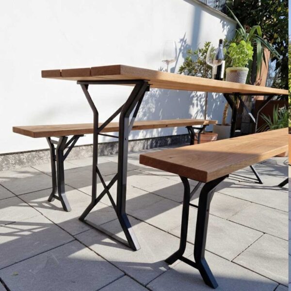 Detailansicht eines klappbaren wetterfesten Gartentisches aus Eiche Massivholz mit stabilem Stahlgestell im Outdoor-Bereich