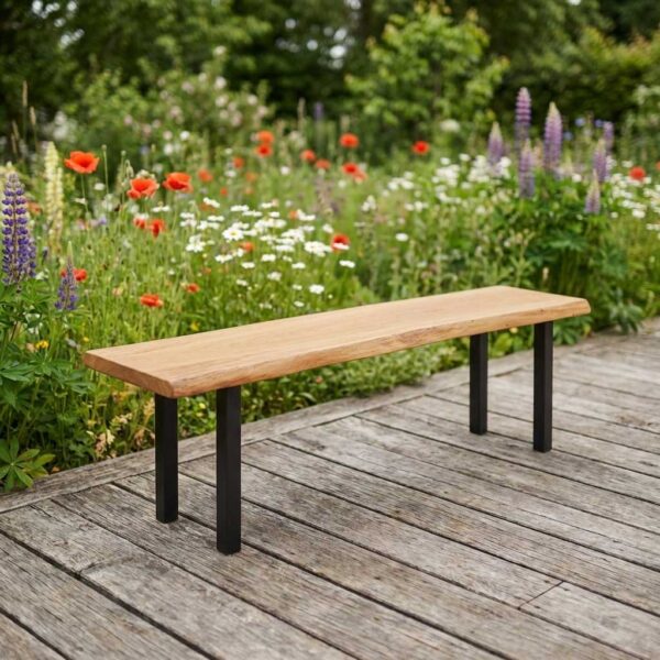 Massive Gartenbank Holz aus Eiche auf Holzterrasse vor blühender Wiese
