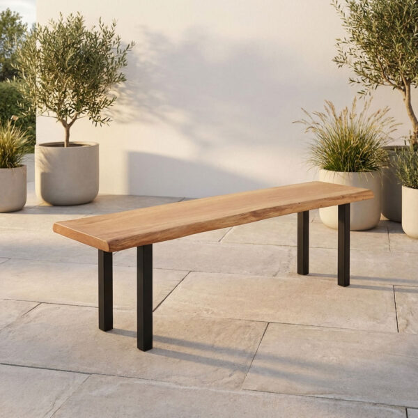 Gartenbank Holz wetterfest aus Eiche mit Metallbeinen auf heller Steinterrasse