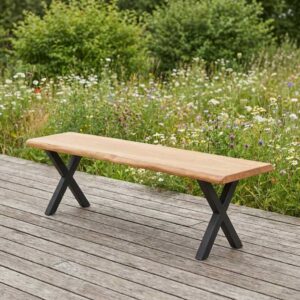 Gartenbank wetterfest aus Eiche mit X-Gestell aus Metall auf Holzdeck vor Wildblumenwiese
