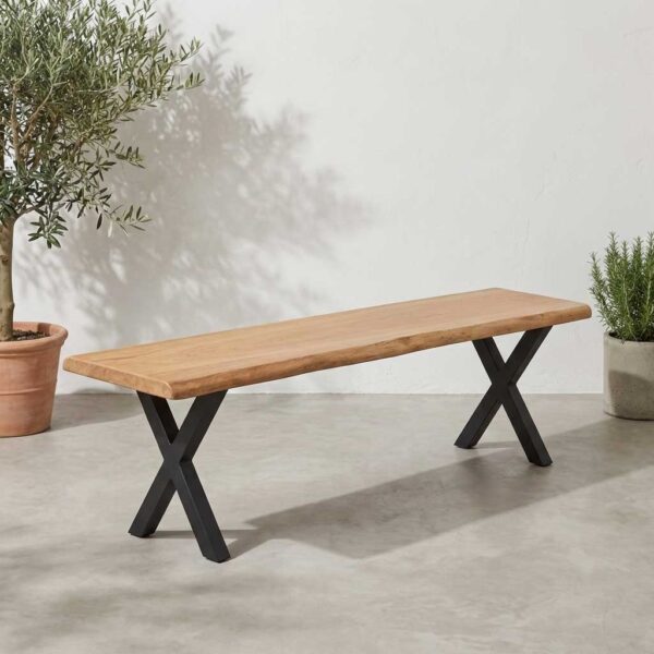 Gartenbank wetterfest aus Eiche mit X-Gestell aus Metall in minimalem Hof mit Betonoptik und Olivenbaum