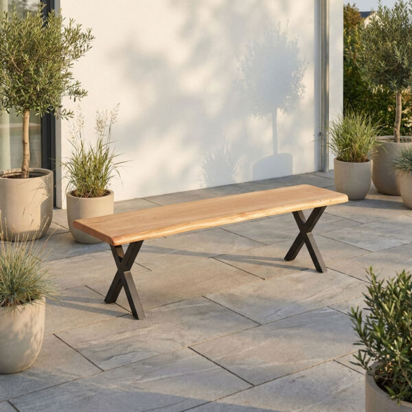 Gartenbank wetterfest aus Eiche mit X-Gestell aus Metall auf moderner Terrasse mit Pflanzkübeln