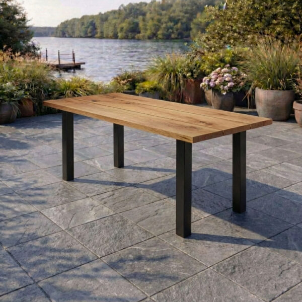 Gartentisch Eiche aus Massivholz mit schwarzen Stahlbeinen auf Terrasse am See